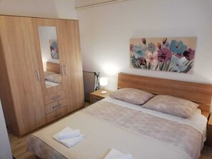 2 slaapkamers, een strijkplank/strijkijzer, internet, beddengoed