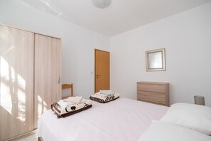 3 bedrooms, internet, bed sheets