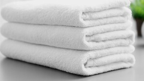Une pile de serviettes blanches.