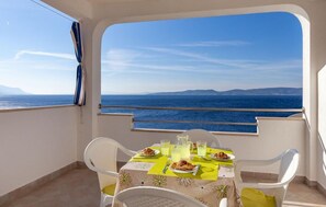 A balcony with a table set for two, overlooking a sea view. - Apartments Nena (ST) - One Bedroom Apartment with Balcony and Sea View (Pisak)