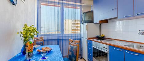 Frigorifero, microonde, forno, piano cottura