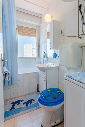Bathtub, hair dryer, towels - Studio Apartment Ecija (ST) (Split)