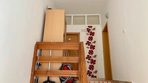 Eine Treppe mit Holzgeländer und einem Staubsauger auf der Zwischenebene.