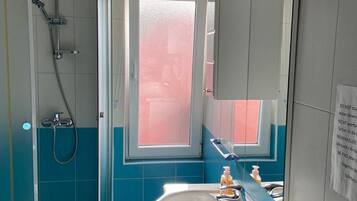 Een douche, een haardroger, handdoeken