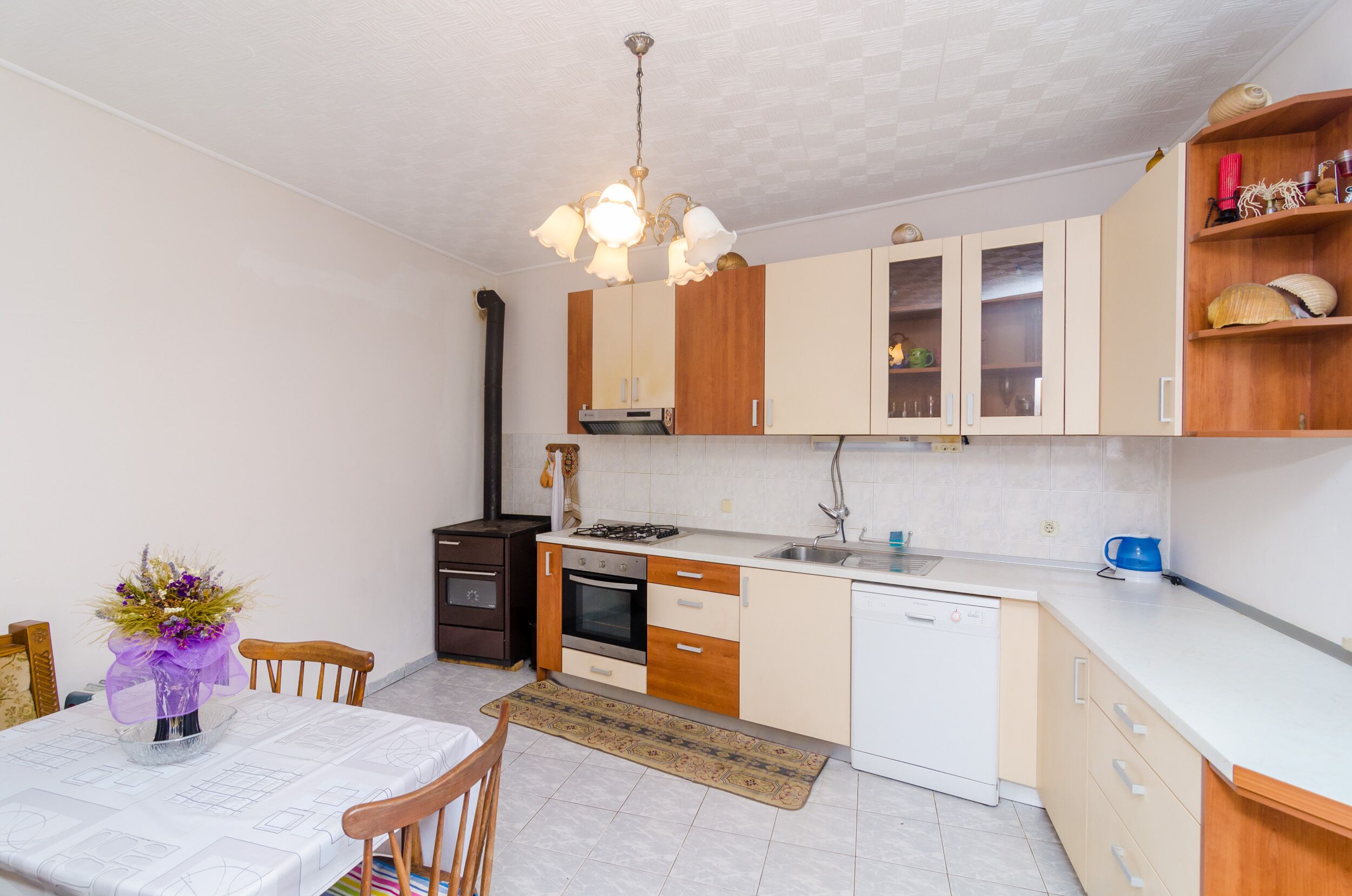 Fridge, oven, cookware/dishes/utensils