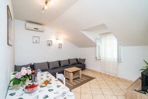 TV, fireplace - Apartment Matej - One Bedroom Apartment (Dubrovnik)