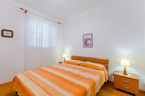 1 dormitorio, tabla de planchar con plancha, wifi y ropa de cama