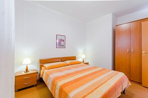 1 dormitori, planxa i posts de planxar, wifi i roba de llit