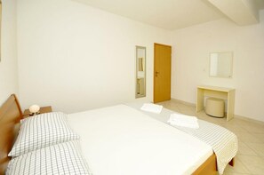 2 bedrooms, free Internet, bed sheets
