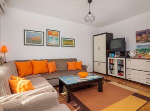 TV - Apartment Oaza - Three Bedroom Apartment with Terrace and Sea View (Supetar)