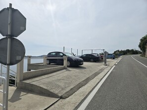 المنطقة المحيطة بالمنشأة