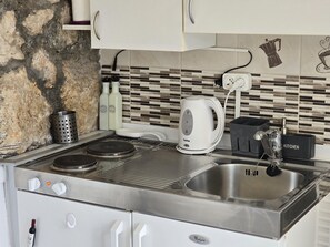 Kühlschrank, Geschirrspüler, Wasserkocher mit Kaffee-/Teezubehör