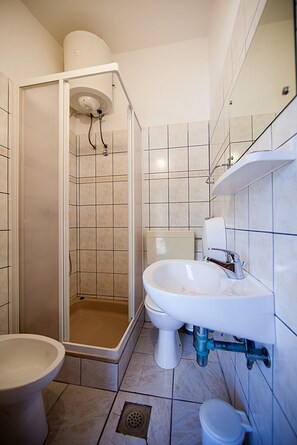 Dusche, Haartrockner, Handtücher
