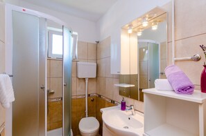 Shower, hair dryer, towels