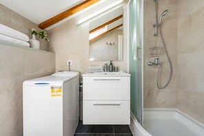 Secadora de cabello, toallas, papel de baño 