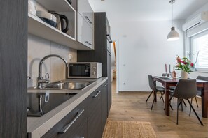 Kylskåp, mikrovågsugn, ugn och spishäll