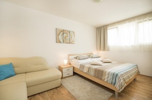 2 bedrooms, iron/ironing board, internet, bed sheets