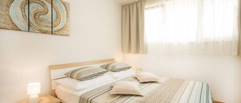 2 soverom, strykejern/-brett, internettilgang og sengetøy