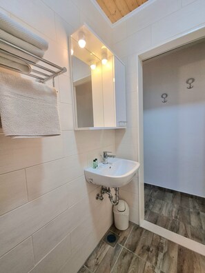 Secadora de cabello, toallas, papel de baño 