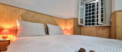 Skrivebord for bærbar PC, wi-fi og sengetøy