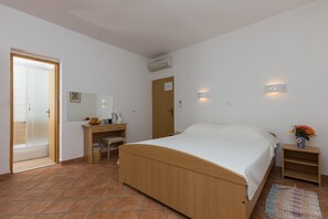 1 bedroom, iron/ironing board, Internet, bed sheets - Villa Dubravka - Superior One Bedroom Apartment with Balcony and Sea View (Mlini)