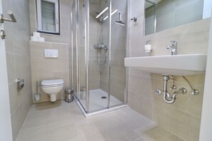 Dusche, Haartrockner, Handtücher