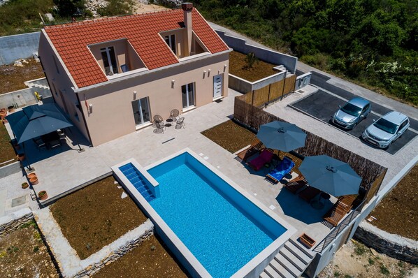 Exterior - Villa Rubea - Three Bedroom Villa with Terrace and Swimming Pool (Zvekovica)