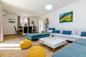 TV - Villa Rubea - Three Bedroom Villa with Terrace and Swimming Pool (Zvekovica)