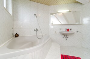 Baignoire, sèche-cheveux