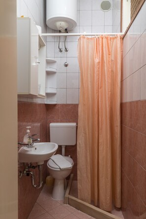 Séchoir à cheveux, serviettes fournies