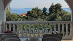 A balcony with a view of a coastal landscape, including trees and a distant body of water. - Apartment D & D Orebić - Three Bedroom Apartment with Terrace and Sea View (Orebic)