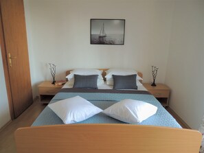 3 bedrooms, iron/ironing board, WiFi, bed sheets