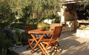 Outdoor dining - Villa Ro - Ela - Double or Twin Room with Garden View - S3 (Brsecine)