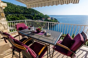 Outdoor dining - Indy's Beach Apartments -Two Bedroom Apartment with Balcony and Sea View (Stikovica)