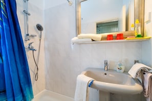 Bañera, secador de pelo y toallas