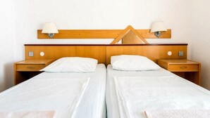 A double bed with two nightstands, each with a lamp, in a hotel room. - Apartments Klis -Studio Apartment with Terrace - 2 (B) (Soline)
