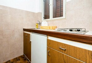 ثلاجة، موقد طهي مسطح، مستلزمات طهي/أطباق/أوعية