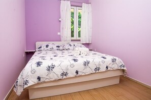 1 bedroom, internet, bed sheets