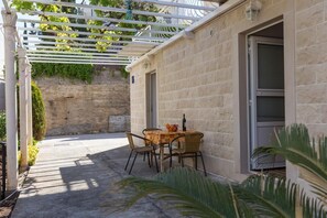 Outdoor dining - Milanović - Superior Studio Apartment with Terrace and Garden View (Cavtat)