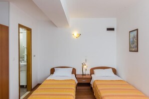WiFi, bed sheets, wheelchair access