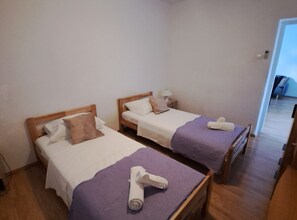 3 bedrooms, iron/ironing board, internet, bed sheets