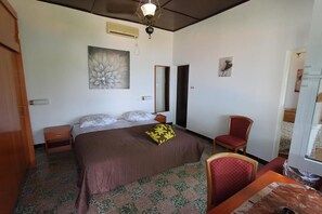 2 bedrooms, iron/ironing board, internet, bed sheets