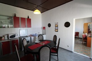 Fridge, microwave, oven, stovetop - Apartments Cervelin - Two-Bedroom Apartment with Two Terraces and Sea View (Lopud)