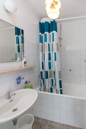Bathtub, towels