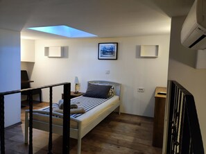 1 slaapkamer, een bureau, een strijkplank/strijkijzer, wifi