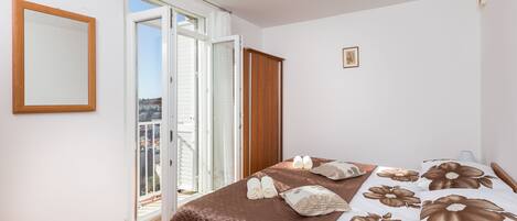 1 bedroom, iron/ironing board, internet, bed sheets