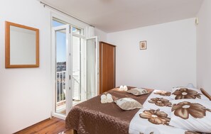 1 bedroom, iron/ironing board, internet, bed sheets
