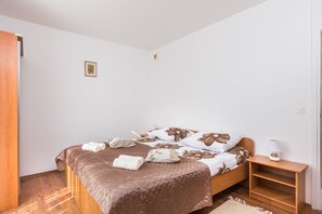 1 chambre, fer et planche à repasser, accès Internet, draps fournis