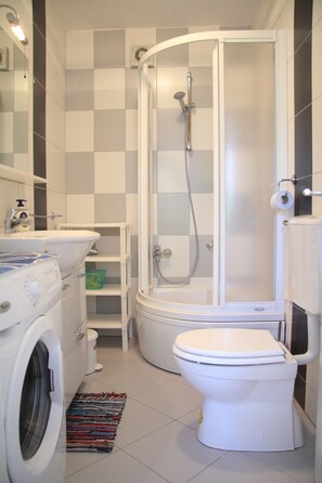 Vasca, asciugacapelli, asciugamani