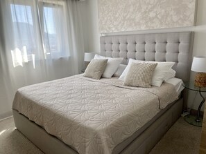 3 bedrooms, iron/ironing board, internet, bed sheets